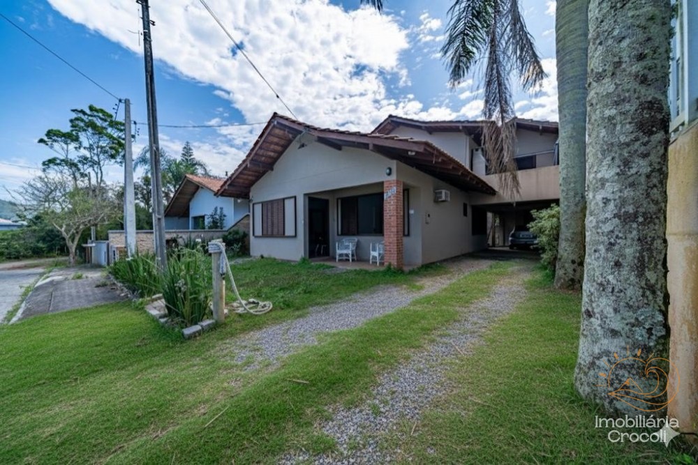 Casa em Bombas c/ 2 pavimentos a 100m mar